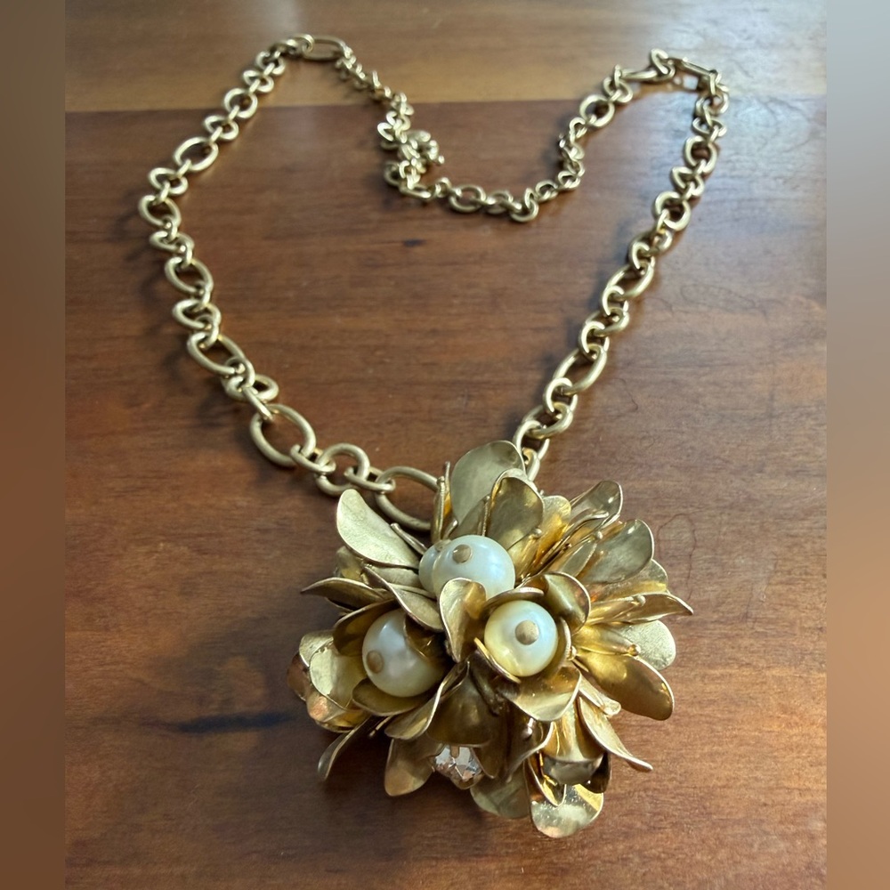 J CREW Gold & Pearl statement pendant necklace EUC